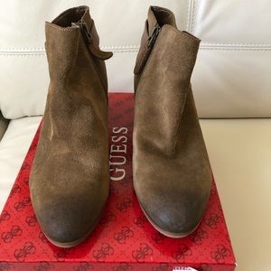 Guess medium brown suede ankle boots. Beira
